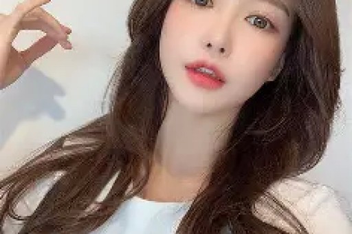 女星超大牌排场惹热议与男助理亲密举动引全网吵翻